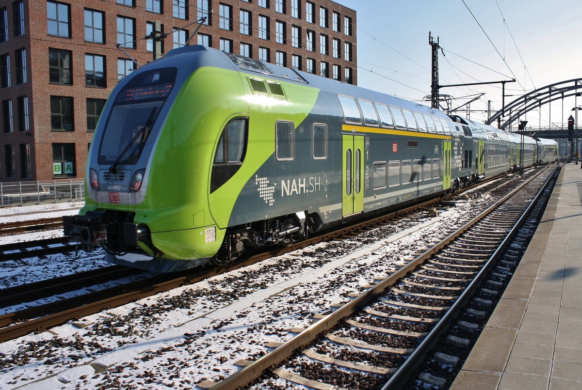 445 042-8 macht sich am 3.3.2018 als RE7 (RE21125) nach Hamburg Hauptbahnhof im Kieler Hauptbahnhof auf den Weg.