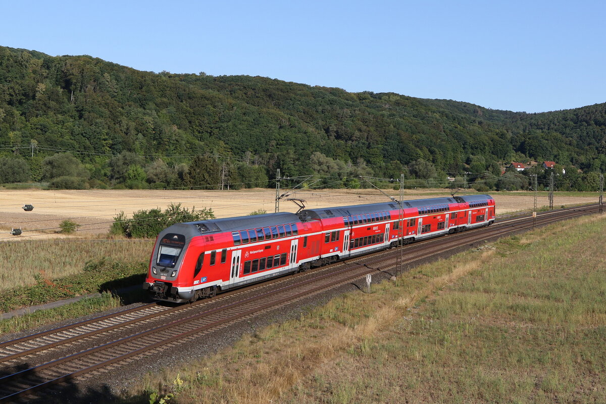 445 043 aus Gemünden kommend am 6. August 2022 bei Harrbach im Maintal.
