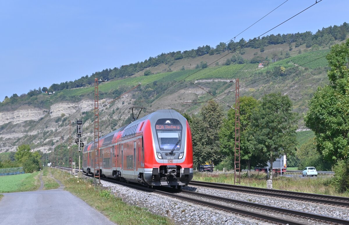 445 043 ist hier bei Thüngersheim als RE 54 nach Bamberg unterwegs am Dienstag den 14.9.2021
