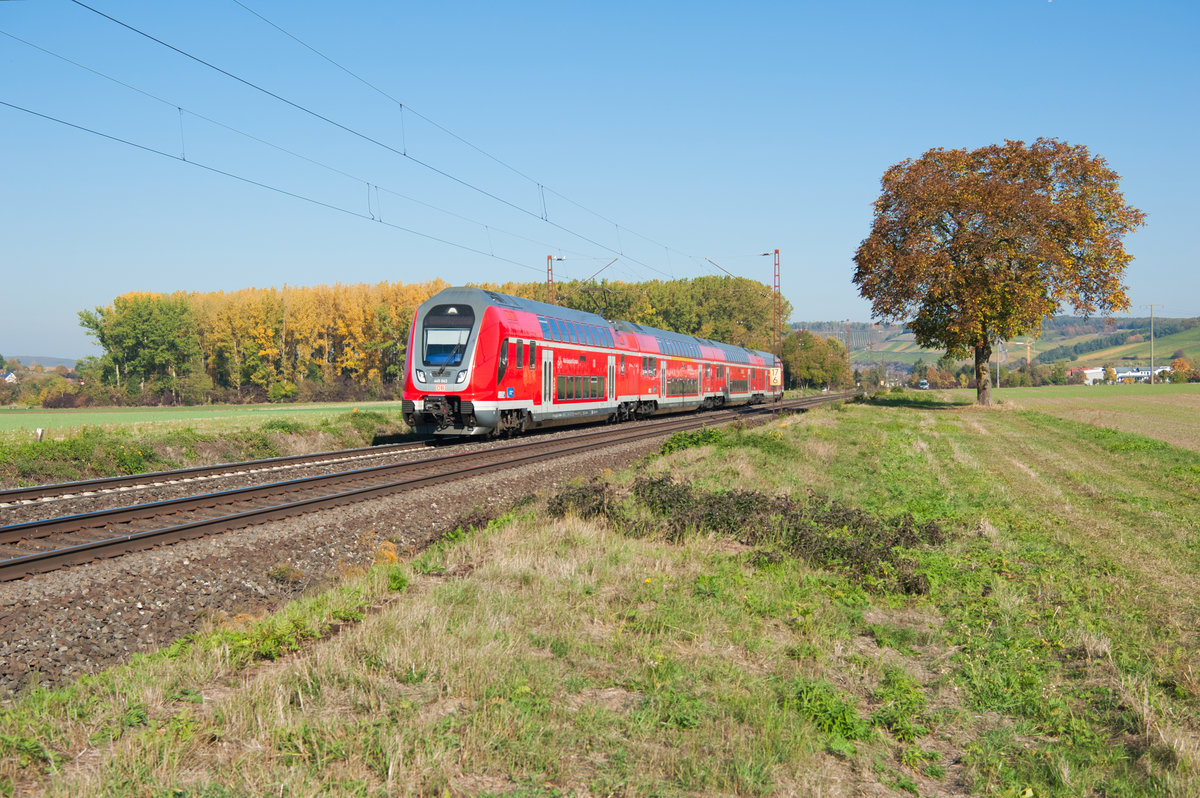 445 043 mit dem RE 4611 von Frankfurt am Main Hbf nach Würzburg Hbf bei Retzbach-Zellingen, 13.10.2018