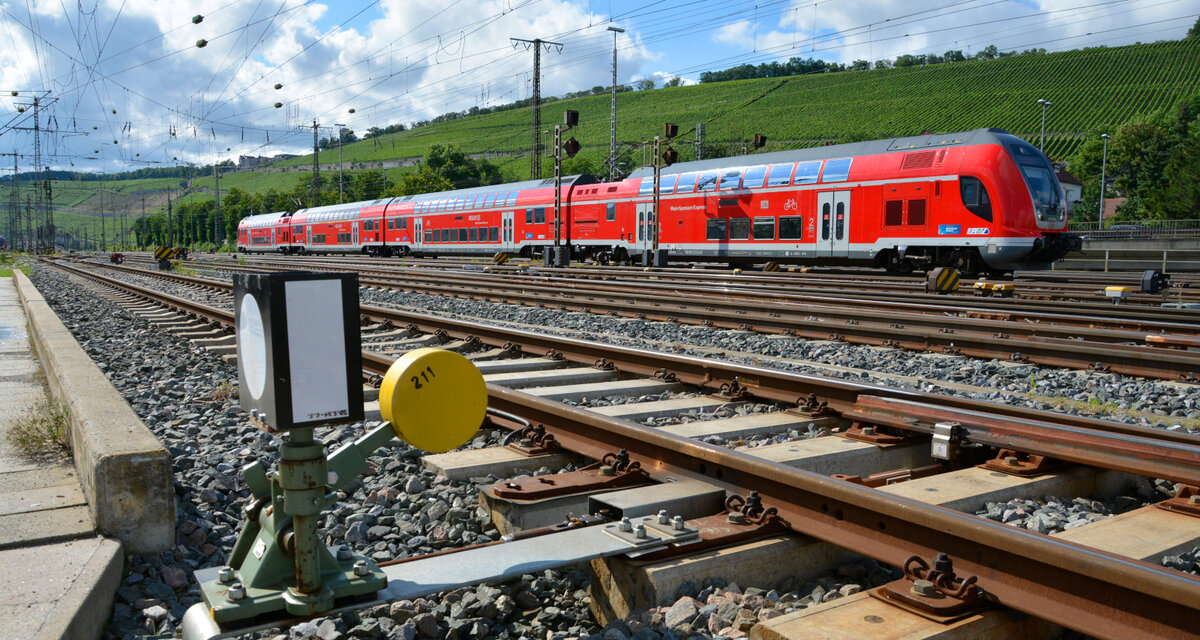 445 045 des Main-Spessart-Express von Frankfurt/Main kommend erreicht seinen Zielbahnhof Würzburg. Aufgenommen außerhalb des Gefahrenbereichs von einem Weg aus direkt neben den Gleisen. 14. Juli 2021