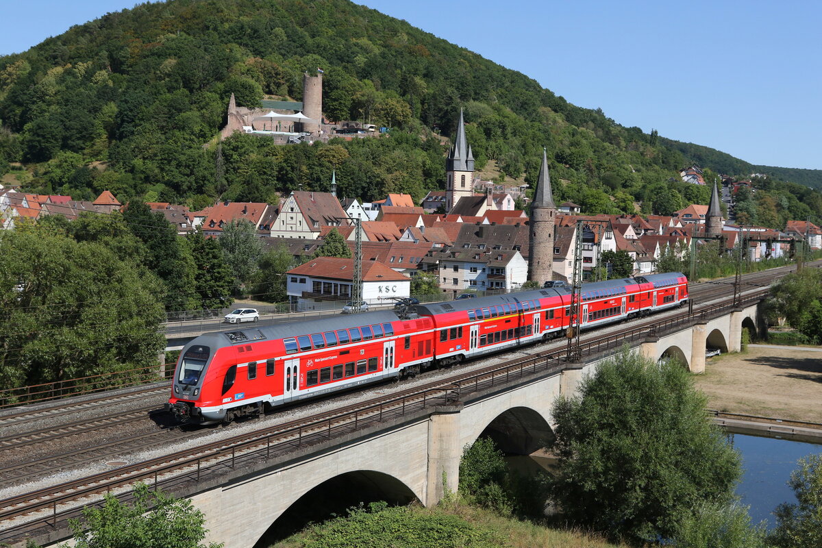 445 047 bei der Ausfahrt aus Gemünden am 8. August 2022.