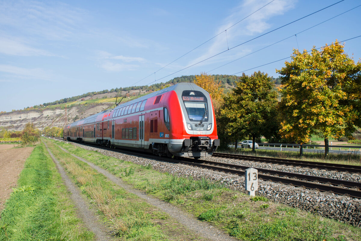 445 048 ist als RE bei Thüngersheim am 12.10.2022 zu sehen