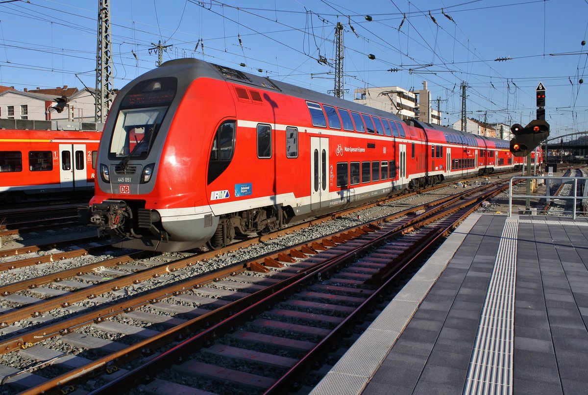 445 051-9 erreicht am 17.11.2018 als RE54 (RE4620) von Bamberg nach Frankfurt(Main) Hauptbahnhof den Würzburger Hauptbahnhof. 