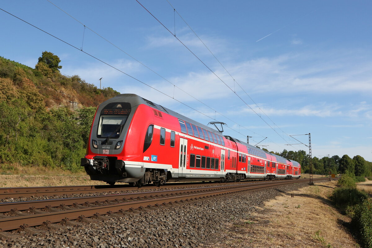 445 052 auf dem Weg nach Gemünden am 7. August 2022 bei Himmelstadt im Maintal.