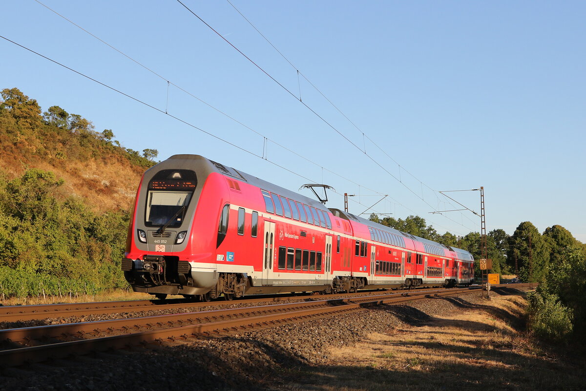 445 052 aus Würzburg kommend am 6. August 2022 bei Himmelstadt am Main.
