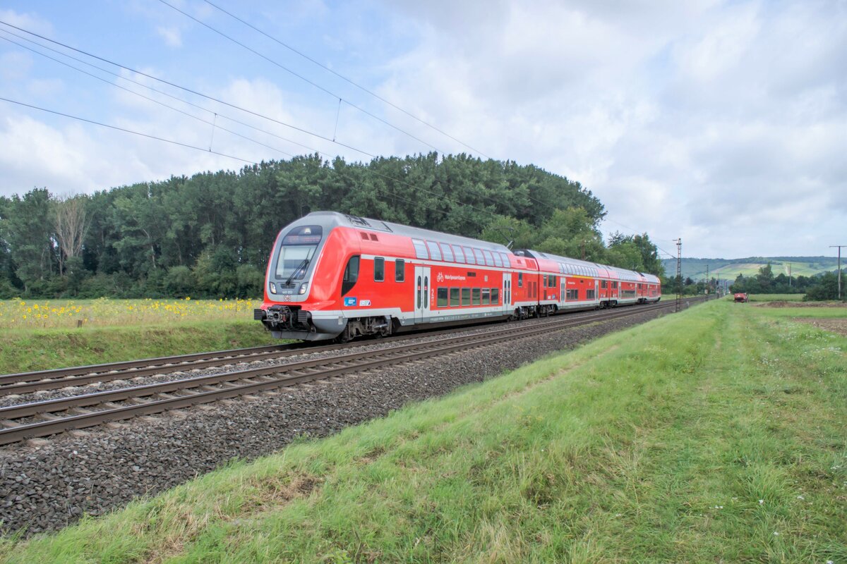 445 053 ist am 17.08.2021 bei Himmelstadt in Richtung Würzburg unterwegs.