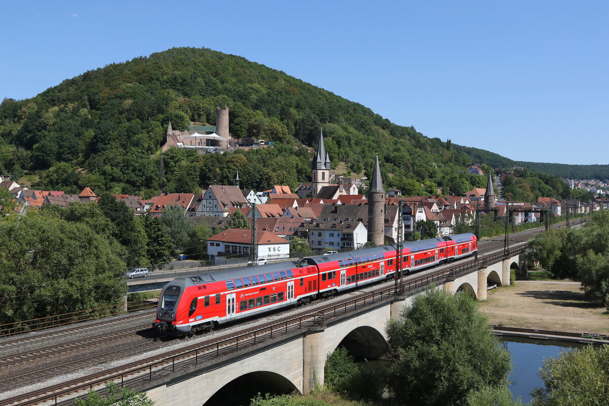 445 057 bei der Ausfahrt aus Gemünden am 8. August 2022.