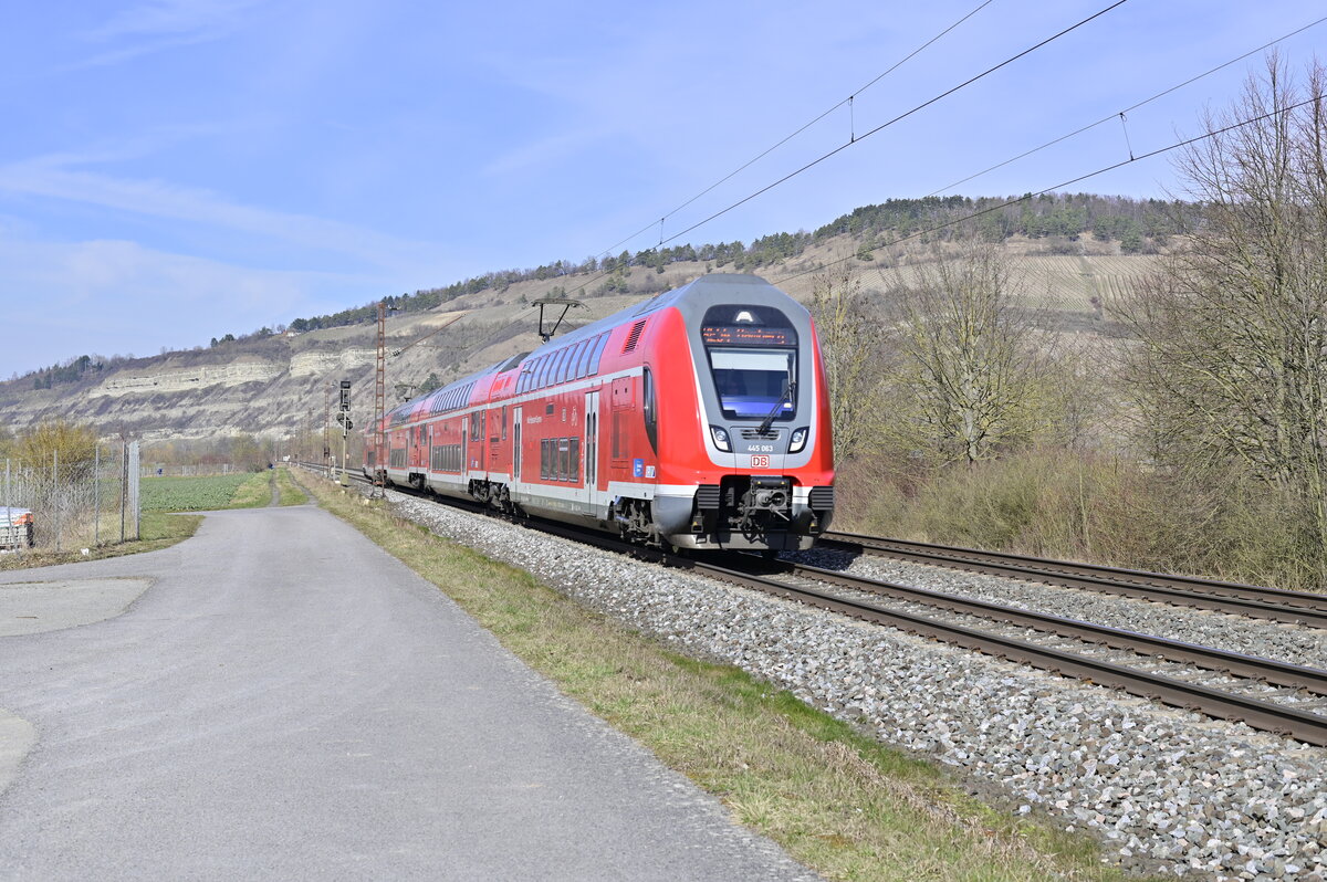 445 063 führt einen RB 54 von Frankfurt am Main nach Bamberg, hier ist der Zug in Thüngersheim abgelichtet worden am Dienstag den 1.3.2022