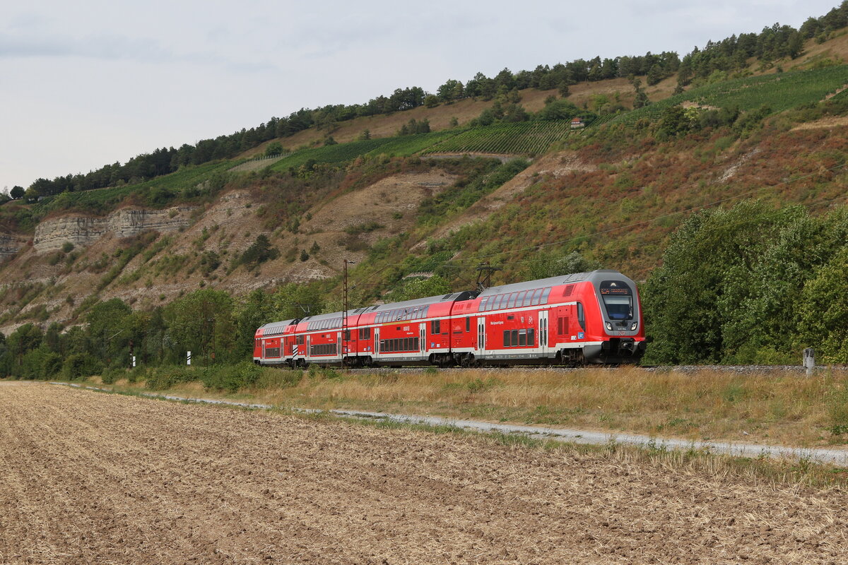 445 064 auf dem Weg nach Würzburg am 5. August 2022 bei Thüngersheim am Main.