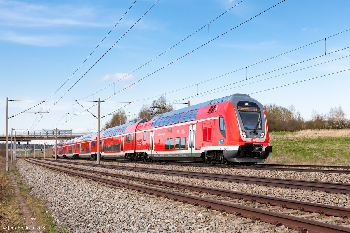 445 064 ist mit 4 Mittelwagen unterwegs zwischen Ingolstadt und München Hbf. Hebertshausen 11.04.2018