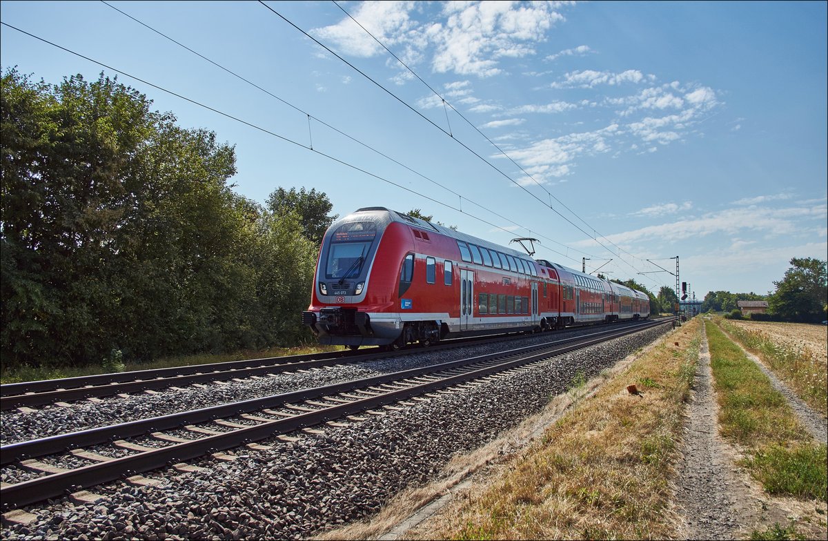 445 073 ist als RE in Richtung Frankfurt/M. unterwegs,gesehen am 25.07.2018 bei Thüngersheim.