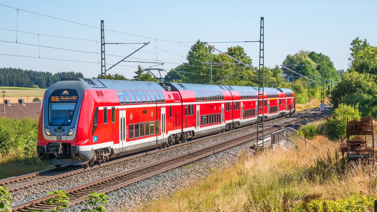 445 081 war am 9.8.22 zwischen dem Bahnhof Otting-Weilheim und dem Ort Otting unterwegs nach Augsburg. 
