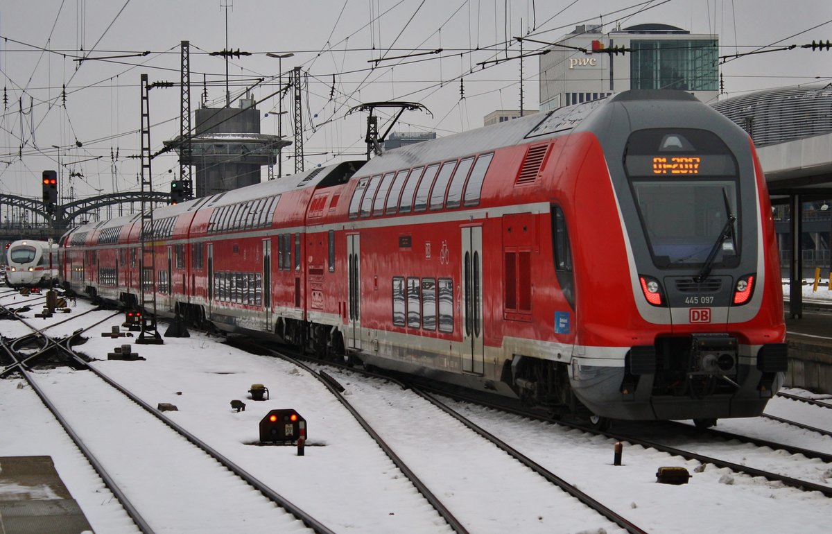 445 097-2 fährt am 7.1.2019 als RE4012 nach Ingolstadt Hauptbahnhof aus dem Münchener Hauptbahnhof aus.