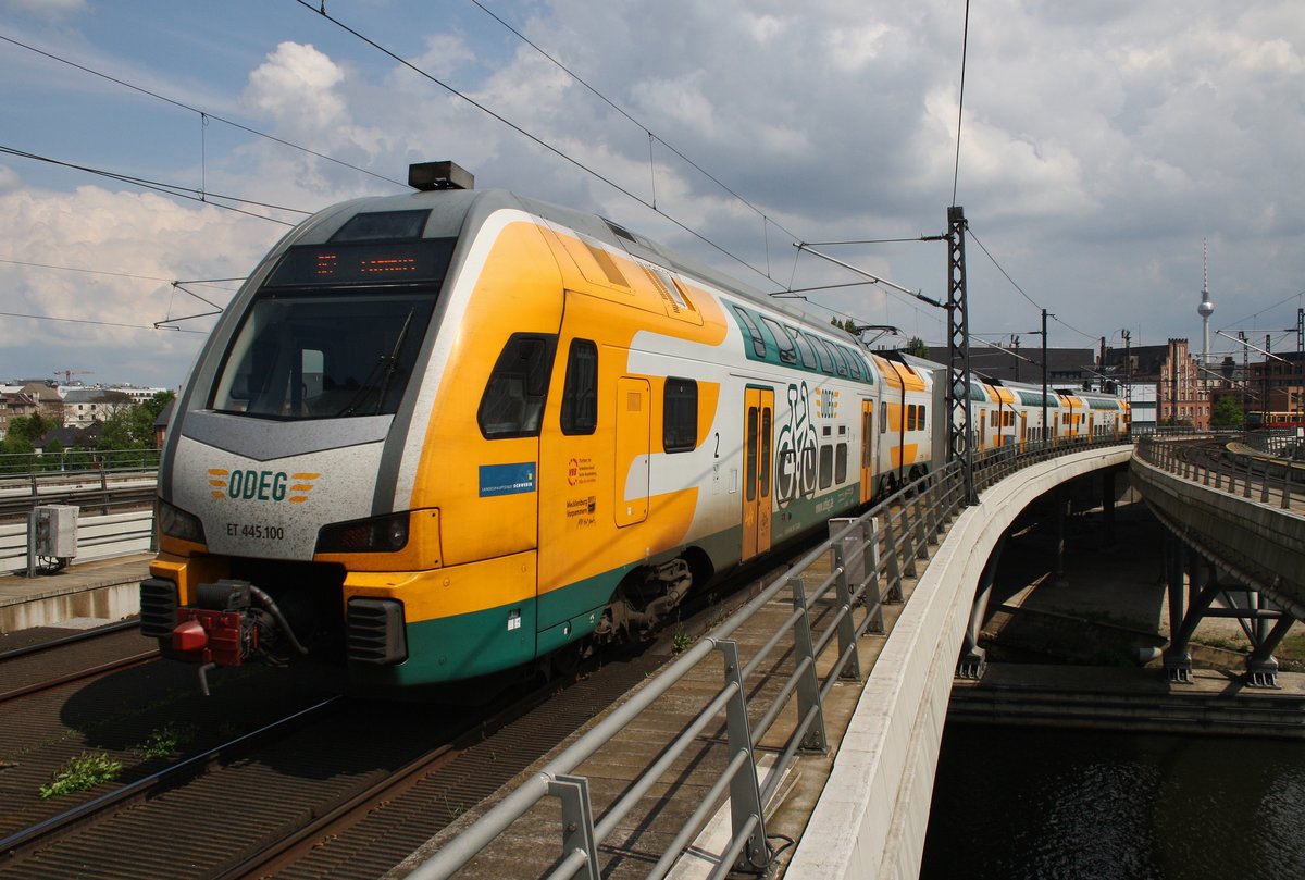 445 100-1  Schwerin  macht sich am 14.5.2017 als RE2 (RE63976) von Wittenberge nach Cottbus im Berliner Hauptbahnhof auf den Weg.