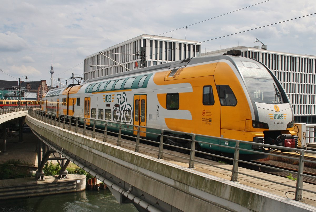 445 101-9 verlässt am 31.7.2016 als RE2 (RE63858) von Wittenberge nach Cottbus den Berliner Hauptbahnhof.