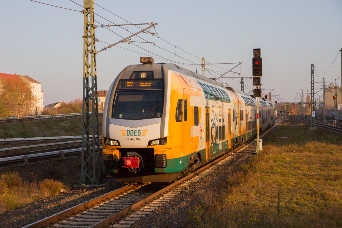 445 102 bei der Einfahrt in den Bahnhof Berlin Ostkreuz als RE2 nach Wismar, am 14.11.2022.