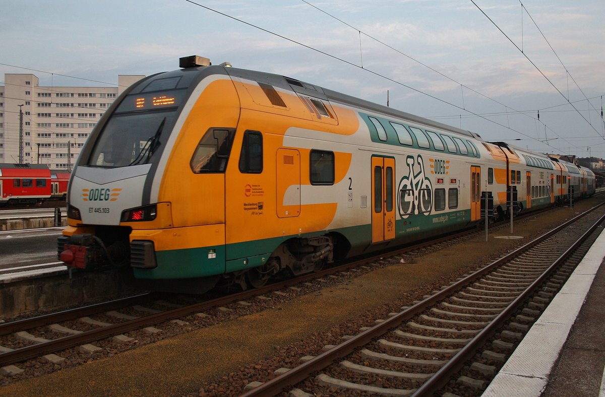 445 103-5 fährt am 11.2.2017 als RE2 (RE63964) von Schwerin Hauptbahnhof nach Cottbus in Berlin Lichtenberg ein.