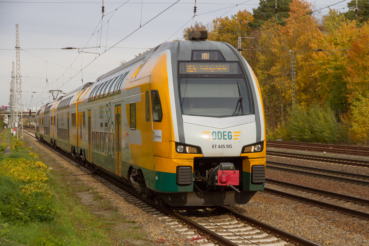 445 105 bei der Einfahrt in Ludwigsfelde als RE4 aus Rathenow, am 11.11.2022.