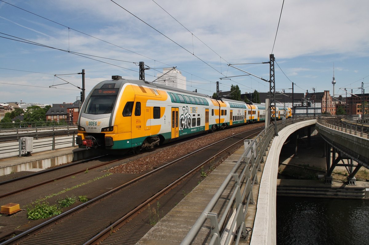 445 106-8 fährt am 28.5.2017 als RE2 (RE63977) von Cottbus nach Wittenberge in den Berliner Hauptbahnhof ein.