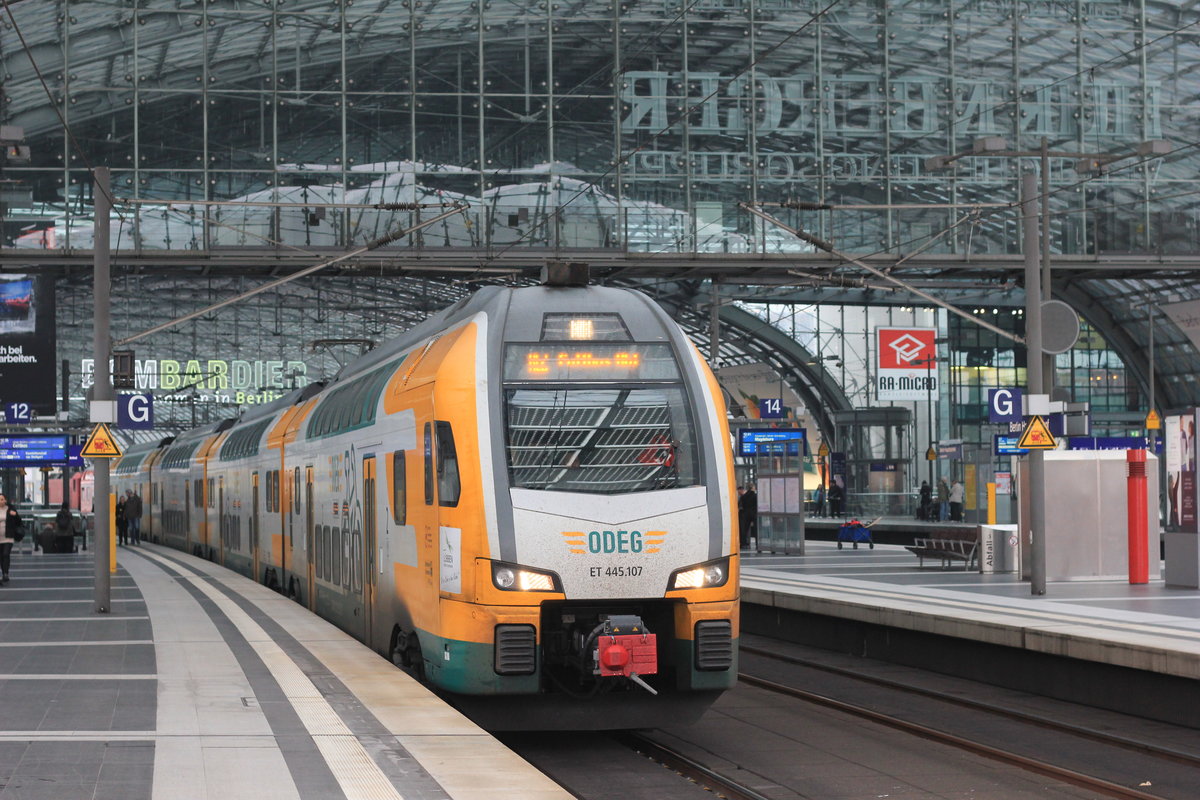 445 107 als RE2 Wittenberge-Cottbus am 24.10.2019 im Berliner Hbf.  