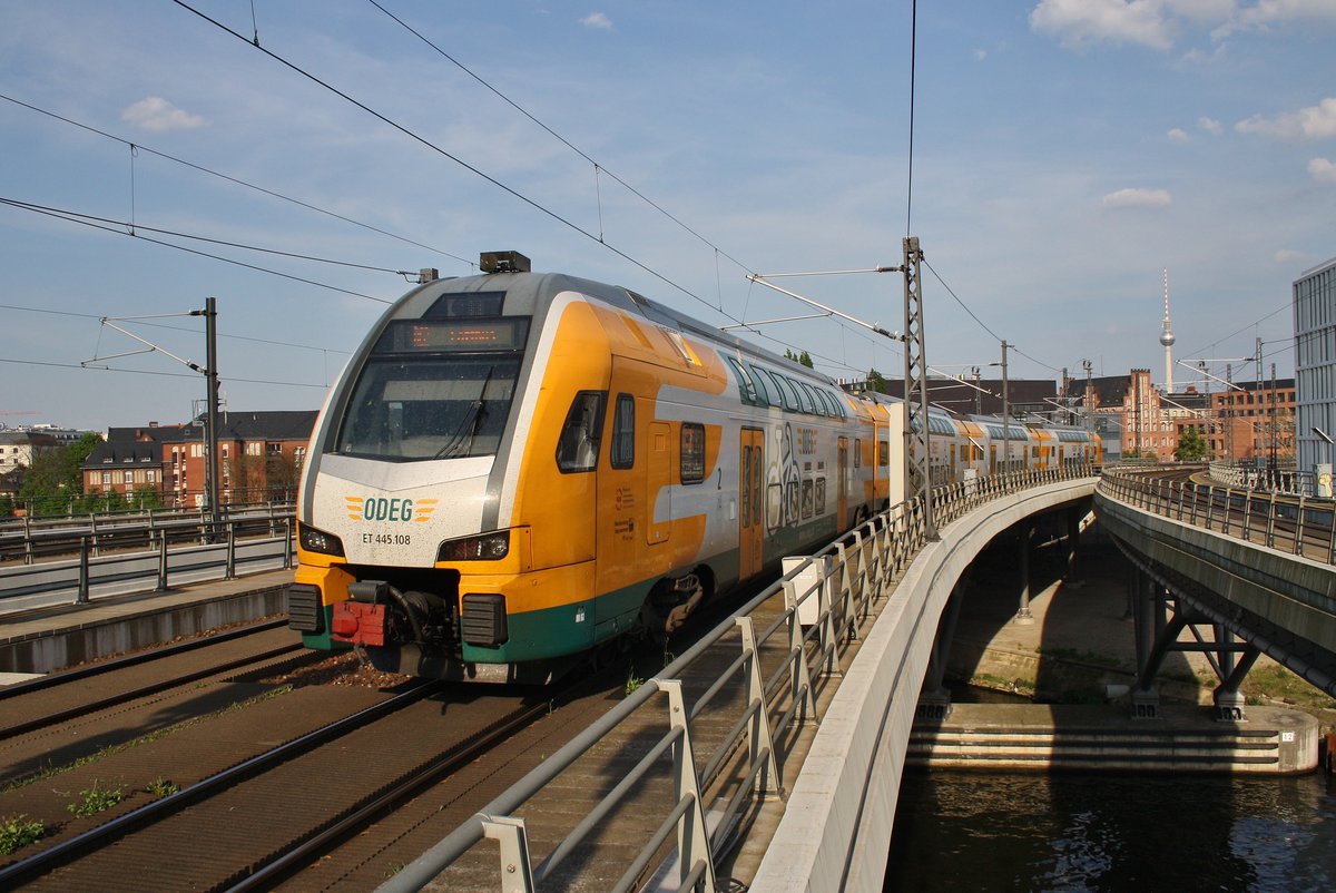 445 108-4 verlässt am 12.5.2017 als RE2 (RE63984) von Wittenberge nach Cottbus den Berliner Hauptbahnhof.