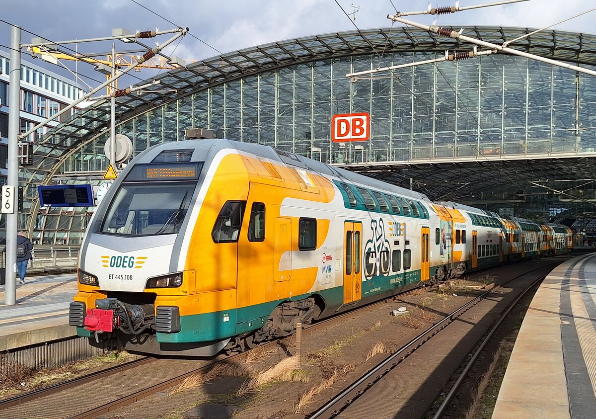 445 108 der ODEG verlässt am 01.02.2024 als RE8 Berlin HBF in Richtung Wittenberge. 