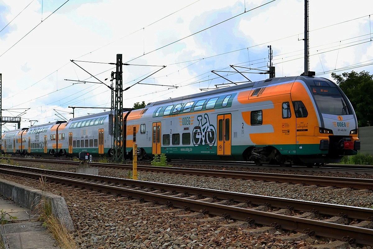 445 110 (Stadler KISS) der Ostdeutschen Eisenbahn GmbH als RE 63971 (RE2) von Cottbus nach Wismar verlässt den Bahnhof Wittenberge auf der Bahnstrecke Berlin–Hamburg (KBS 204). [15.7.2017 - 13:04 Uhr]