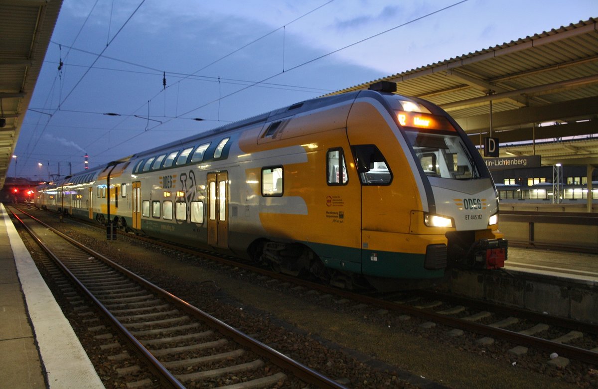 445 112-6 steht am 11.2.2017 als RE2 (RE63963) von Cottbus nach Wismar in Berlin Lichtenberg.