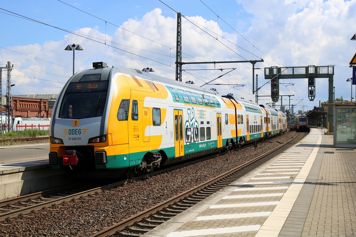 445 112 (Stadler KISS) der Ostdeutschen Eisenbahn GmbH als RE 63975 (RE2) von Cottbus nach Wismar verlässt den Bahnhof Wittenberge auf der Bahnstrecke Berlin–Hamburg (KBS 204). [15.7.2017 - 15:04 Uhr]