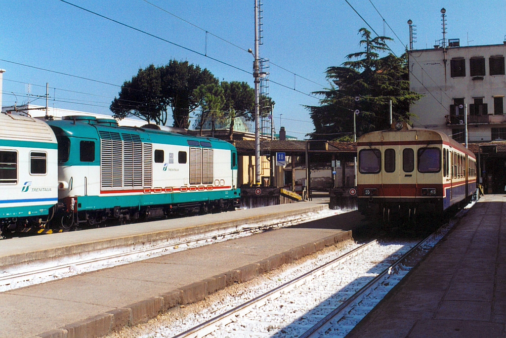 445 1125 und Gestione Governativa Delle Ferrovie Venete AD 905 am 30.März 2002 in Venezia Santa Lucia. (Fotoscan)