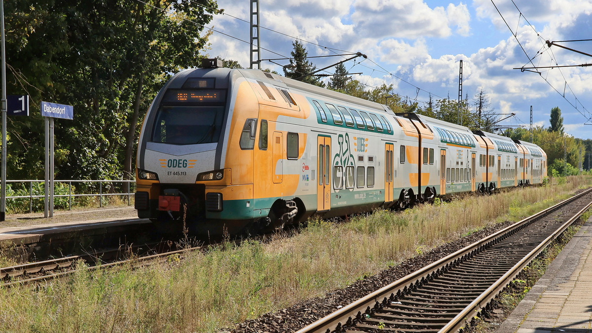 445 113 im Bahnhof Dabendorf am 24. September 2023 zur Weiterfahrt nach Rangsdorf.