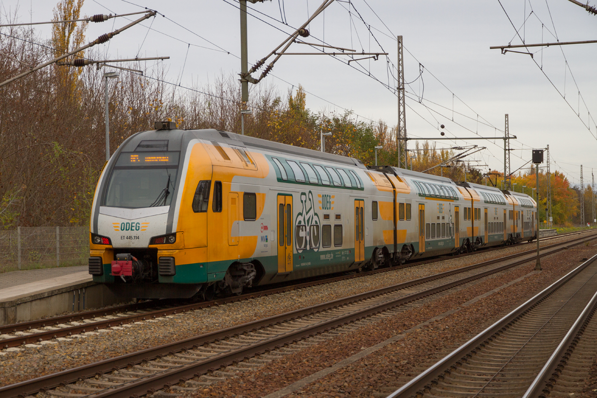 445 114 am Bahnhof Ludwigsfelde vor der Abfahrt als RE4 nach Rathenow, am 11.11.2022.