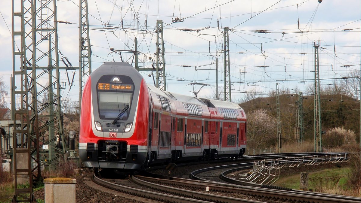 446 041 fährt als RE 70 (4575) um die Bibliser Kurve. Aufgenommen am 31. März 2018.