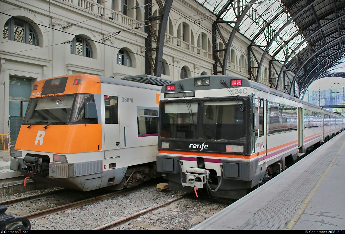 447 068 (068M) und 447 050 (050M) der Rodalies Barcelona (RENFE bzw. FGC) treffen auf 470 124 (124C) der RENFE (Media Distancia) im Bahnhof Barcelona-França (Estació de França) (E).
[18.9.2018 | 16:01 Uhr]
[4000. Foto]