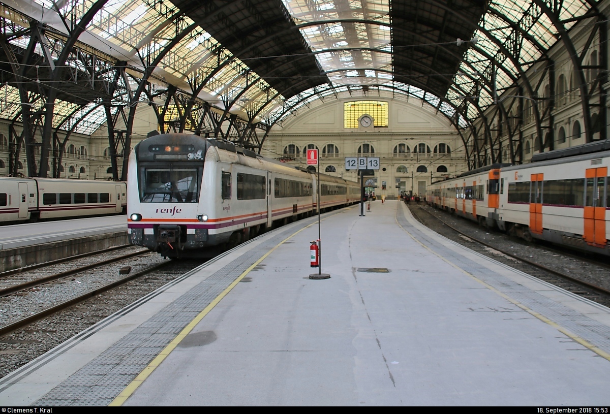 448 027-3 der RENFE steht im Bahnhof Barcelona-França (Estació de França) (E) auf Gleis 12.
[18.9.2018 | 15:53 Uhr]