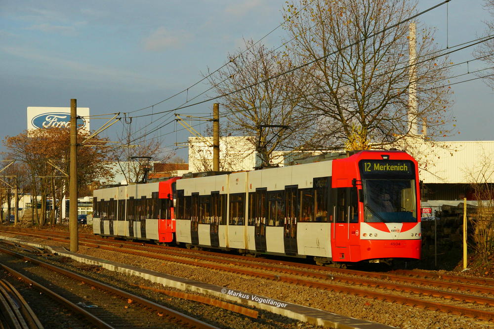 4504 auf den neuen Gleisen zwischen den Haltestellen Geestemünder Straße und Fordwerke Süd am 27.11.2013.