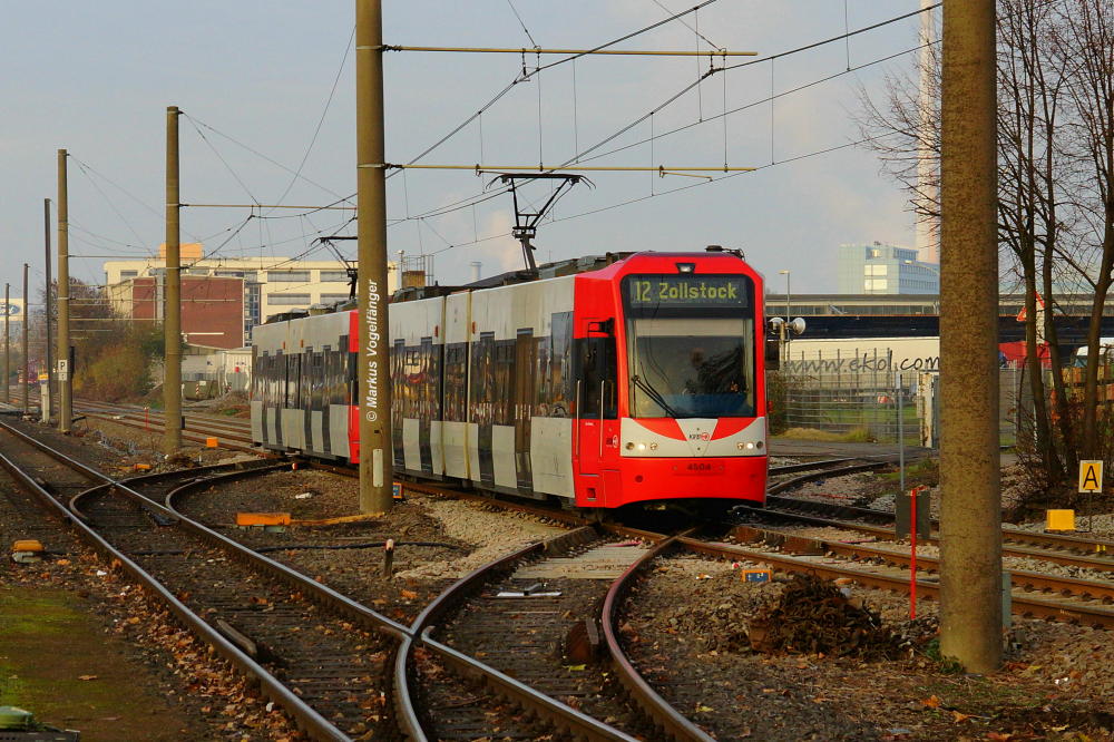 4504 auf einer neuen Gleiskreuzung auf der Emdener Straße am 27.11.2013.