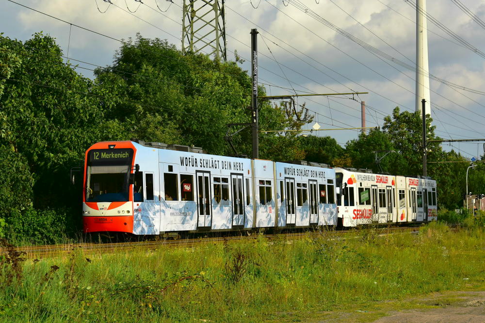 4504 trägt eine neue Ganzreklame für  Tirol . Hier zu sehen in Merkenich am 31.08.2017.
