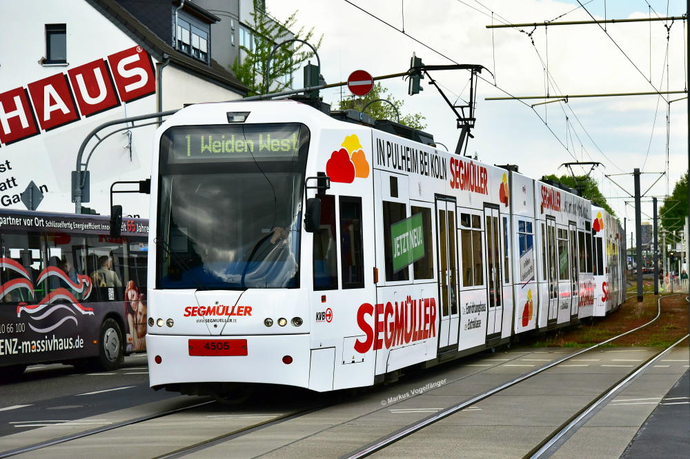 4505 wurde als 29. Fahrzeug eine neue Ganzreklame für das Möbelhaus  Segmüller  angebracht. Hier zu sehen in Weiden am 27.04.2017. 