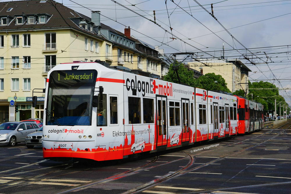 4507 hat eine neue Ganzreklame  ColognE-mobil  erhalten. Hier zu sehen auf der Kreuzung Aachener Str./Gürtel am 13.05.2014.