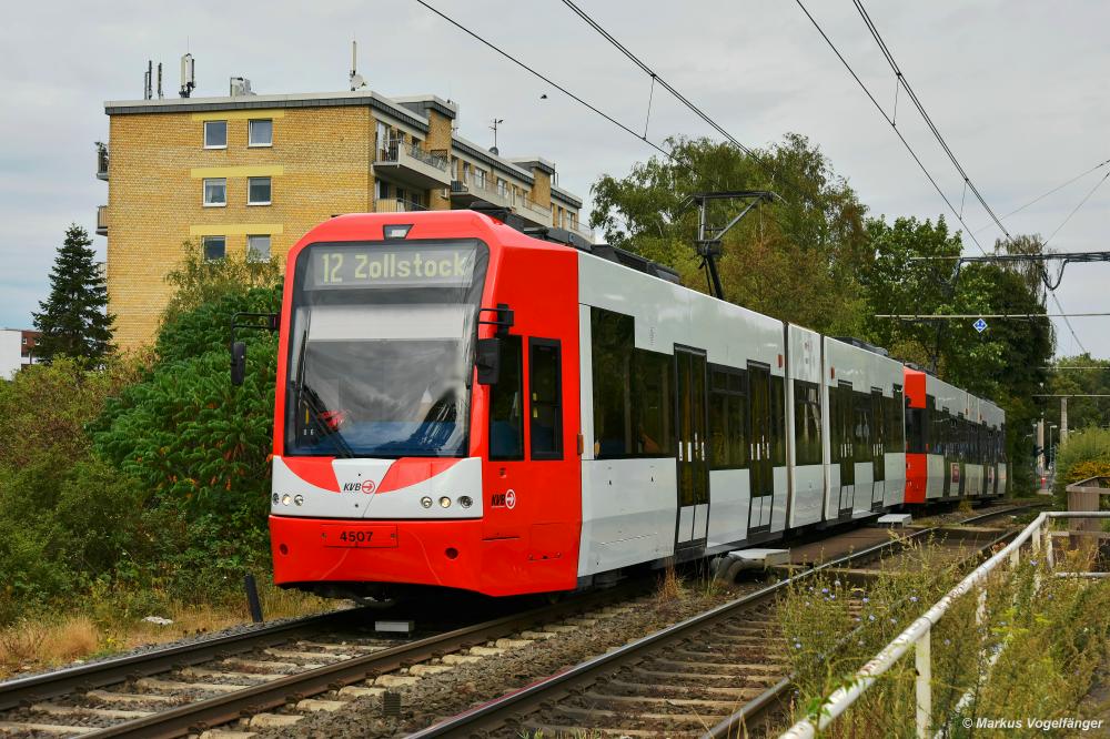 4507 hat eine Neulackierung erhalten. Das neue Farbschema wurde das erste mal beim 4521 angewendet, Dabei wurden das dunkle Fensterband entfernt und die unteren Türbereiche  lichtgrau lackiert.
