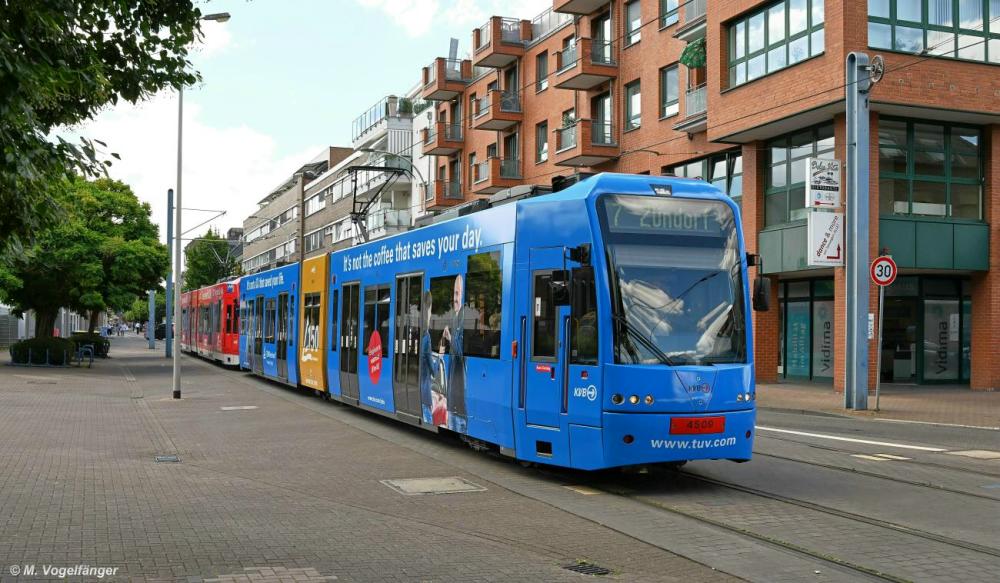 4509 wurde eine neue Ganzgestaltung  150 Jahre TÜV  angebracht. Hier zu sehen auf der Frechener Hauptstraße 04.07.2022.