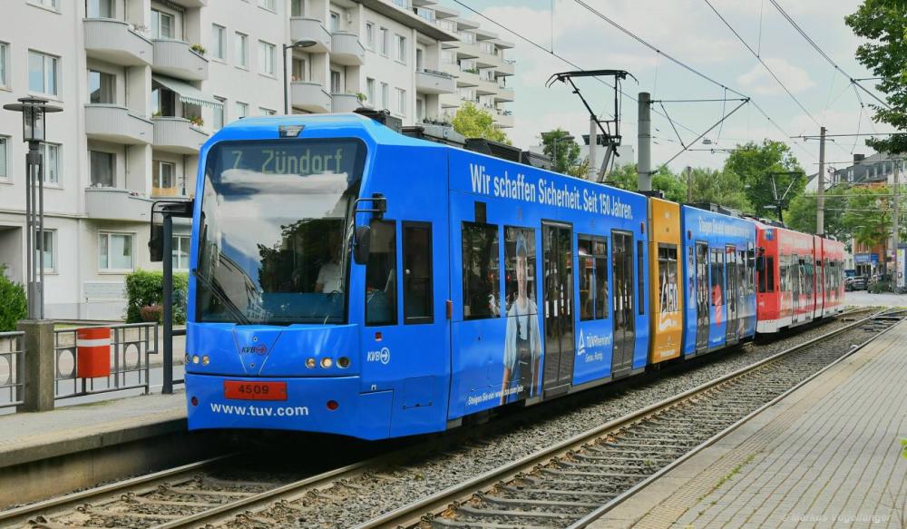 4509 wurde eine neue Ganzgestaltung  150 Jahre TÜV  angebracht. Hier zu sehen an der Haltestelle Dürener Str./Gürtel in Köln 04.07.2022.