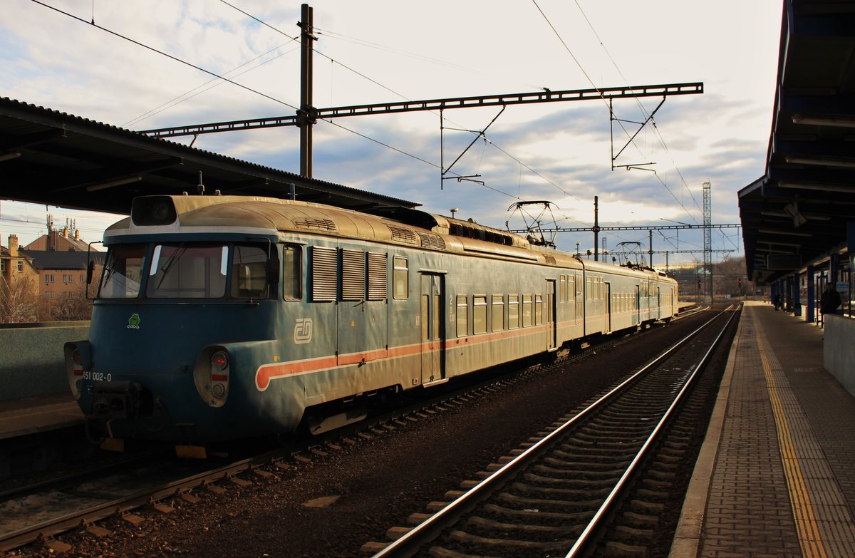 451 002-0/451 001-2 zu sehen am 02.03.17 in Praha-Libeň. 