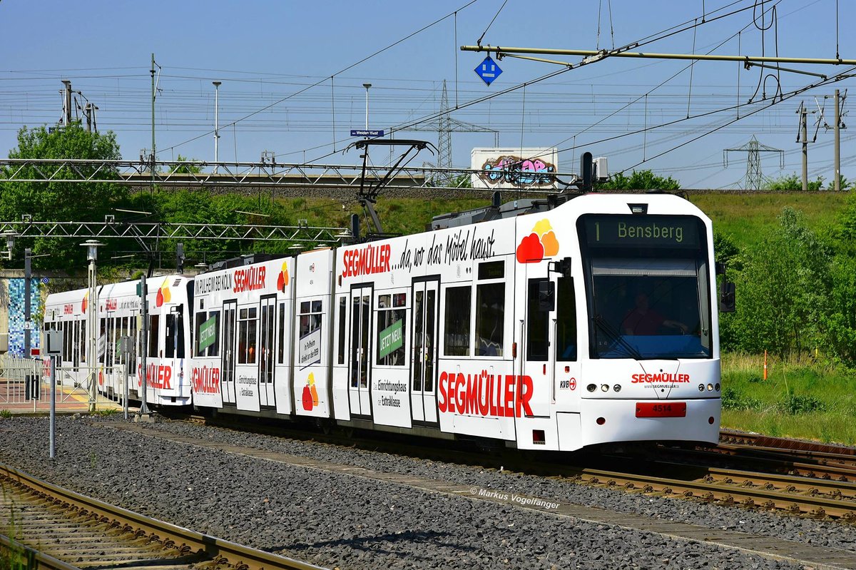 4514 wurde als 40. Fahrzeug eine neue Ganzreklame für das Möbelhaus  Segmüller  angebracht. Hier zu sehen in Weiden West am 10.05.2017.