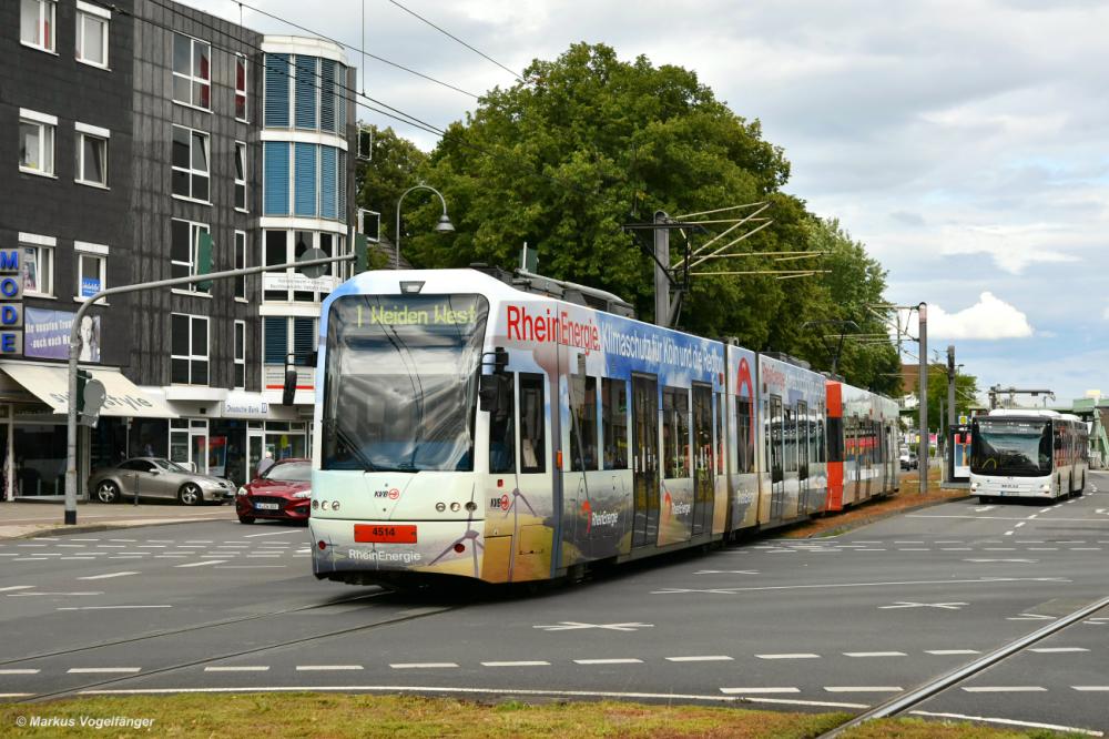 4514 wurde eine neue Vollreklame für die  RheinEnergie  angebracht. Hier zu sehen in Köln Weiden am 06.08.2021.
