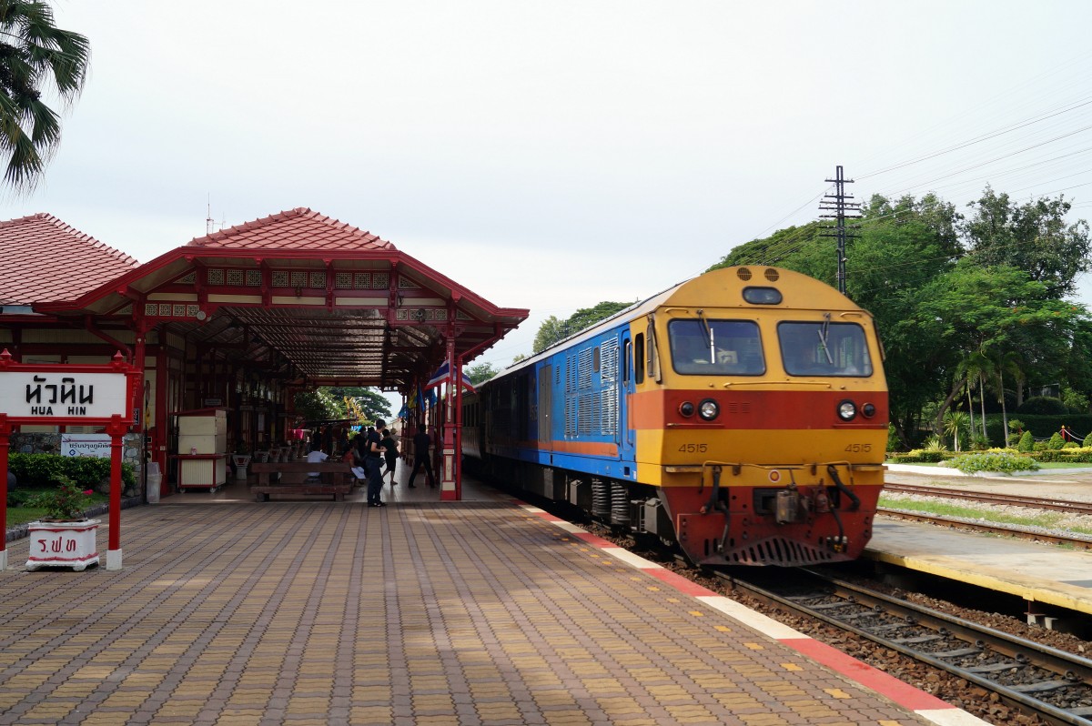 4515 mit einem Schnellzug in Hua Hin in Richtung Bangkok am 21. August 2014.