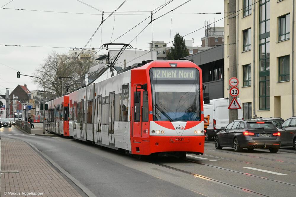 4521 auf dem Weg nach  Niehl Nord  in Köln Weidenpesch auf der Neusser Straße am 14.12.2021.