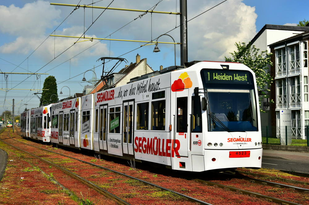 4523 wurde als 30. Fahrzeug eine neue Ganzreklame für das Möbelhaus  Segmüller  angebracht. Hier zu sehen in Weiden am 27.04.2017. 